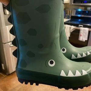 Toddler rain boots never used